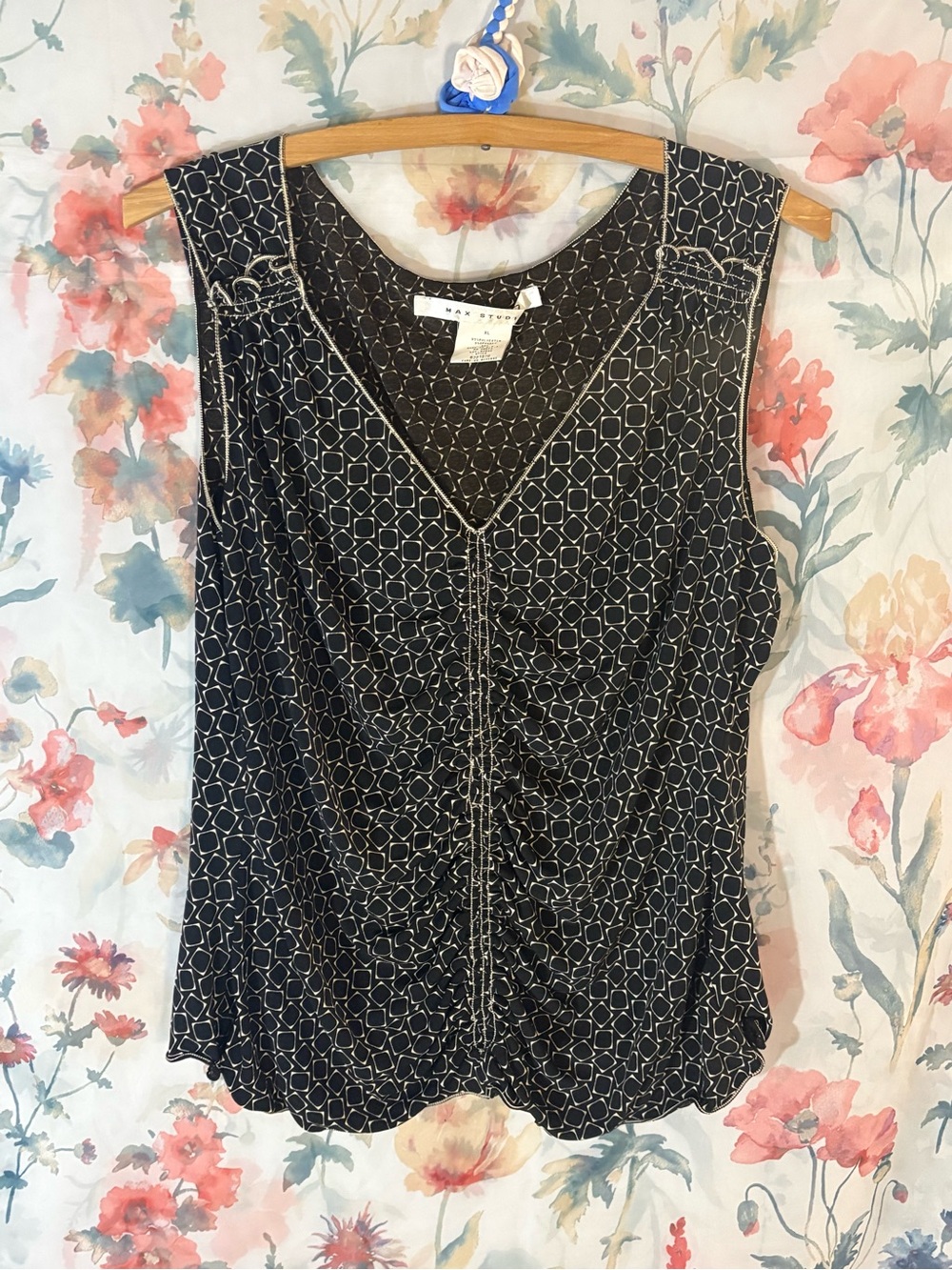 Vintage Max Studio Black Geometric Sleeveless V-Neck Top